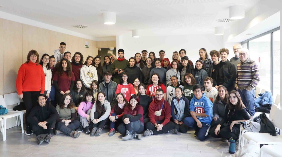 Navarra La Consejera Ollo, junto a los jóvenes que han participado en Ruta del Exilio web