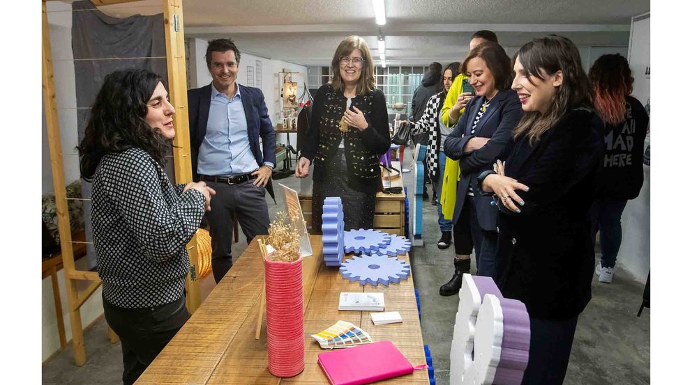 A conselleira de Promoción do Emprego e Igualdade, María Jesús Lorenzana, visita Creativas Galegas, firma beneficiaria do programa autonómico Emega de axudas ao emprendemento feminino .