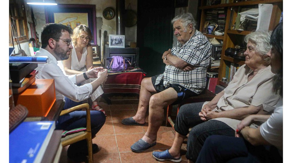 AME2652. MONTEVIDEO (URUGUAY), 15/03/2023.- El presidente de la región autónoma española de Cataluña, Pere Aragonés (i), acopañado de Meritxell Serret (2-i), se reúne con José Pepe Mujica (c) en su casa, en la zona Rural de Montevideo (Uruguay). El presidente de la región autónoma española de Cataluña, Pere Aragonès, se reúne con el expresidente uruguayo José Mujica (2010-2015) en el marco de su gira por cuatro países de América Latina. EFE/ Gastón Britos
