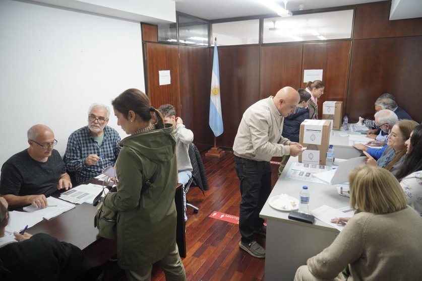 Argentinos votando en Vigo en la primera vuelta de las presidencialistas.