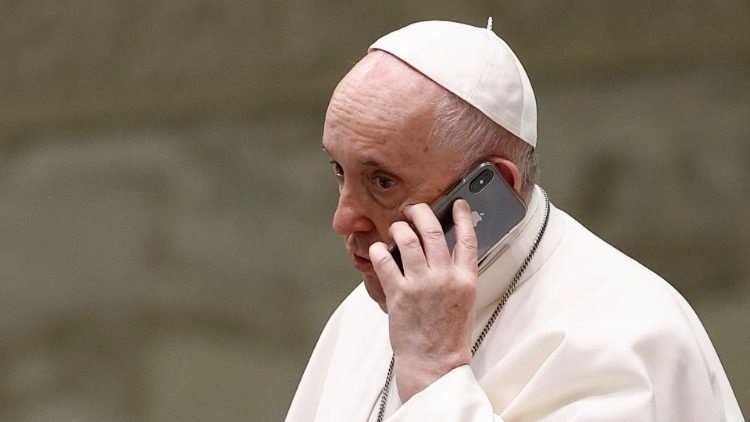 El Papa Francisco hablando por su teléfono móvil.