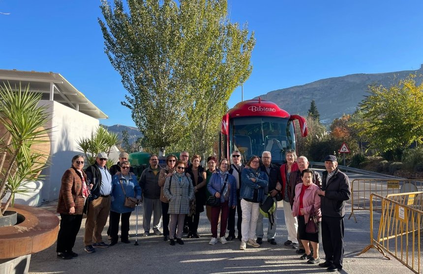 Un grupo de socios de AJIER a su llegada a Valdepeñas de Jaén.