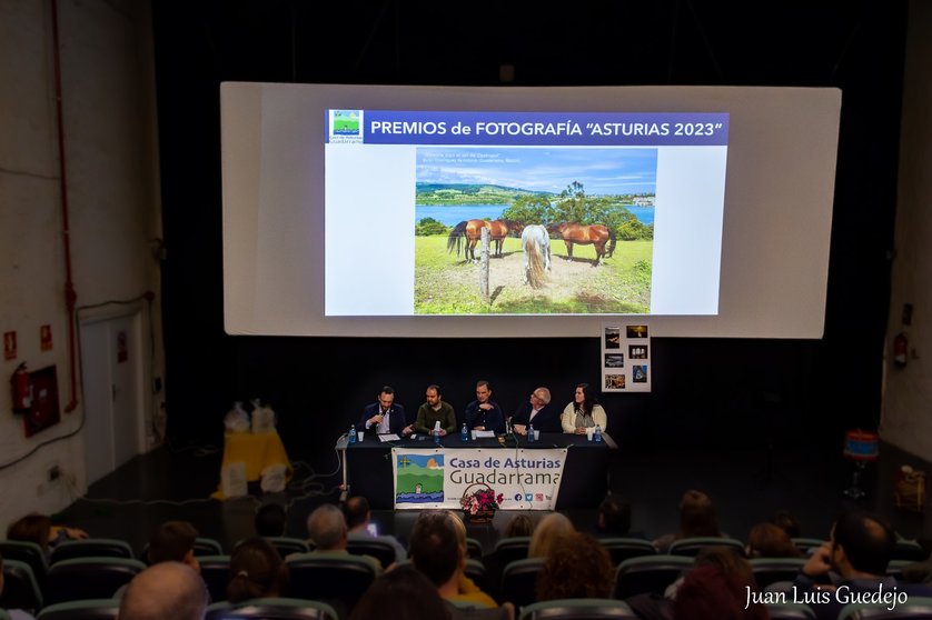 Imagen del acto de entrega de los premios y menciones del I Concurso de Fotografía de la Casa de Asturias de Guadarrama.