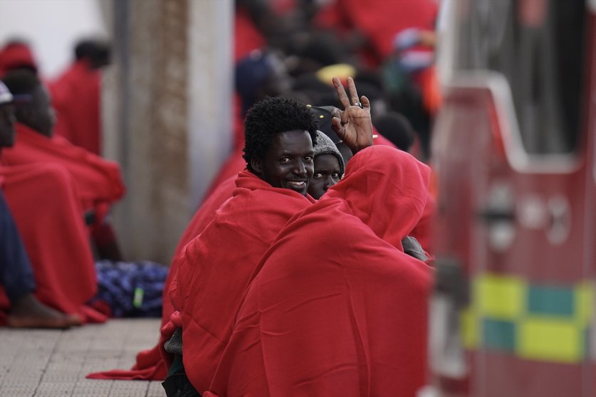 Un migrante saluda a un fotógrafo a su llegada a la isla del Hierro.