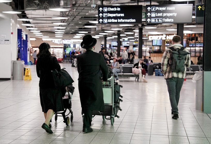 Inmigrantes en el aeropuerto británico de Luton.