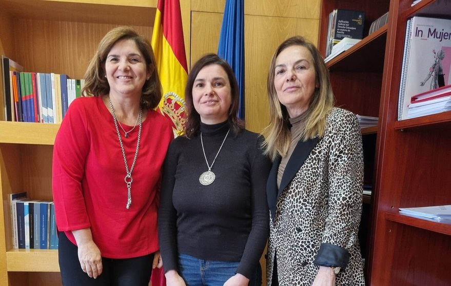 De izquierda a derecha, Pilar Cancela, Violeta Alonso y Elena Bernardo durante el encuentro del pasado viernes en el Ministerio.
