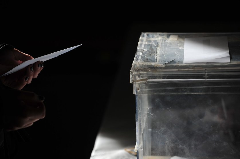  Un votante deposita su papeleta en la urna (José Paz). 