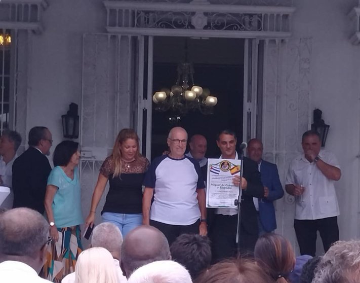 El embajador recibiendo el diploma Miguel de Cervantes