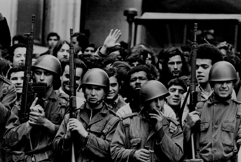 En la imagen soldados portugueses en la Revolución de los Claveles