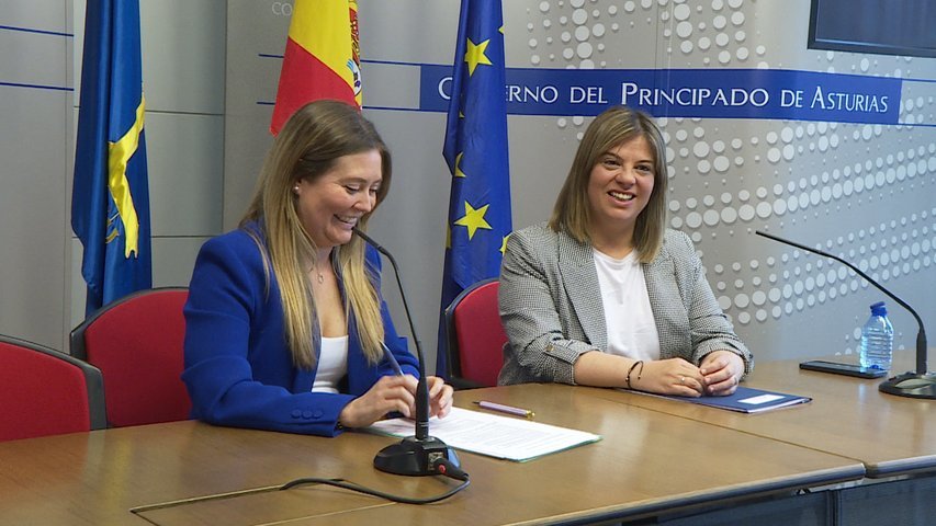 La consejera de Presidencia, Gimena Llamedo, y directora general de Emigración y Políticas de Retorno, Olaya Romano, en una comparecencia pública.