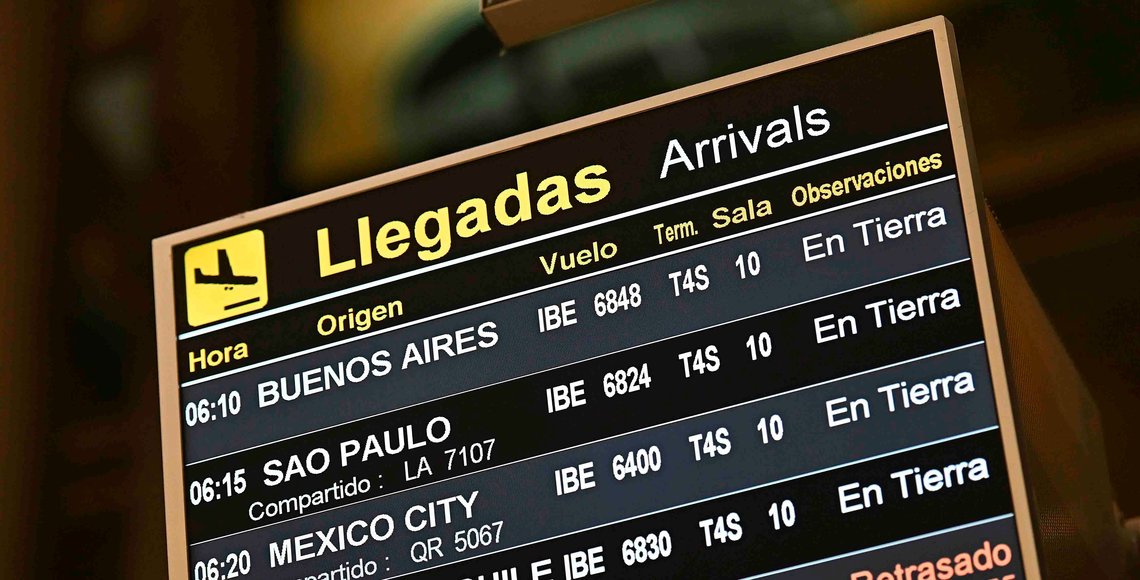 Un panel muestra información de las llegadas al aeropuerto de Adolfo Suarez en Barajas, Madrid. EFE/ Fernando Villar