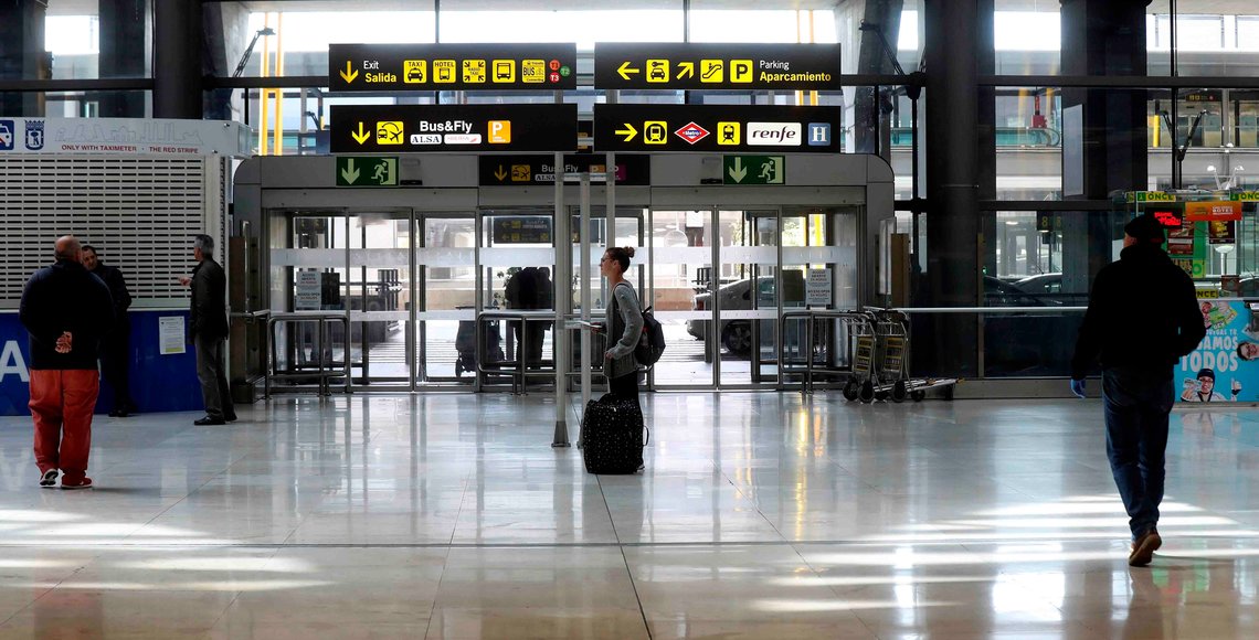 Terminal 4 del aeropuerto madrileño Adolfo Suárez Madrid Barajas, prácticamente vacía ante la ausencia de vuelos por el Estado de Alarma. EFE/ Kiko Huesca