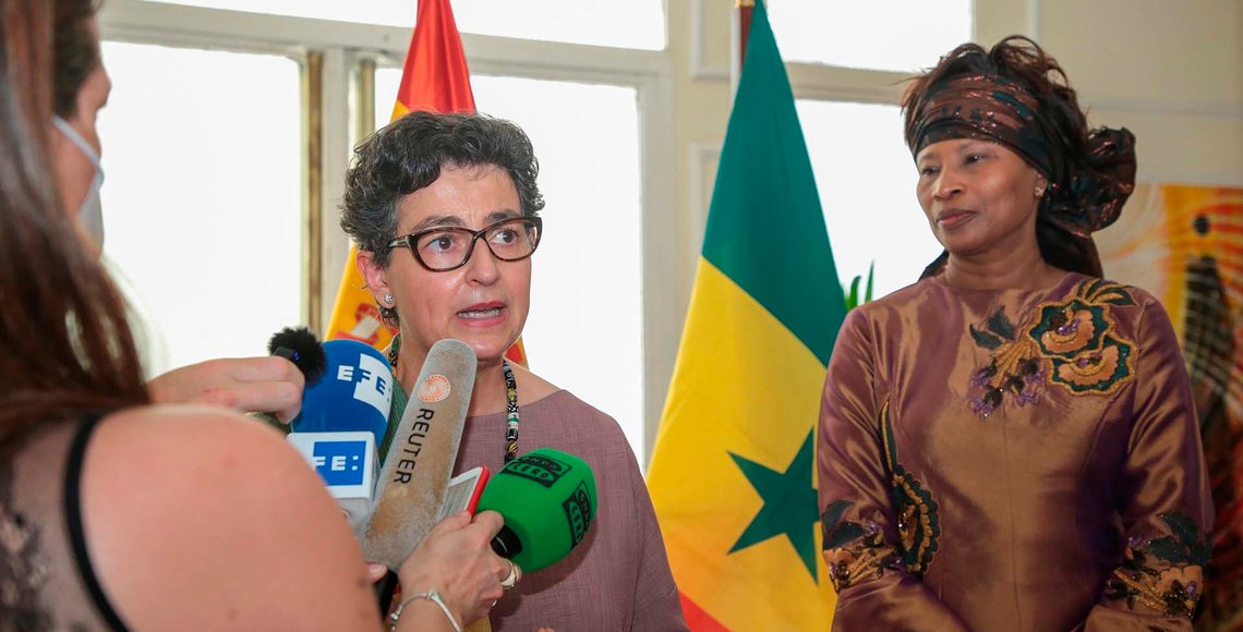 La ministra española de Asuntos Exteriores Arancha Gonzalez Laya (c) habla con los medios tras una reunión con su homóloga de Senegal Aissata Tall Sall (d), hoy en Dakar. EFE/ALIOU MBAYE