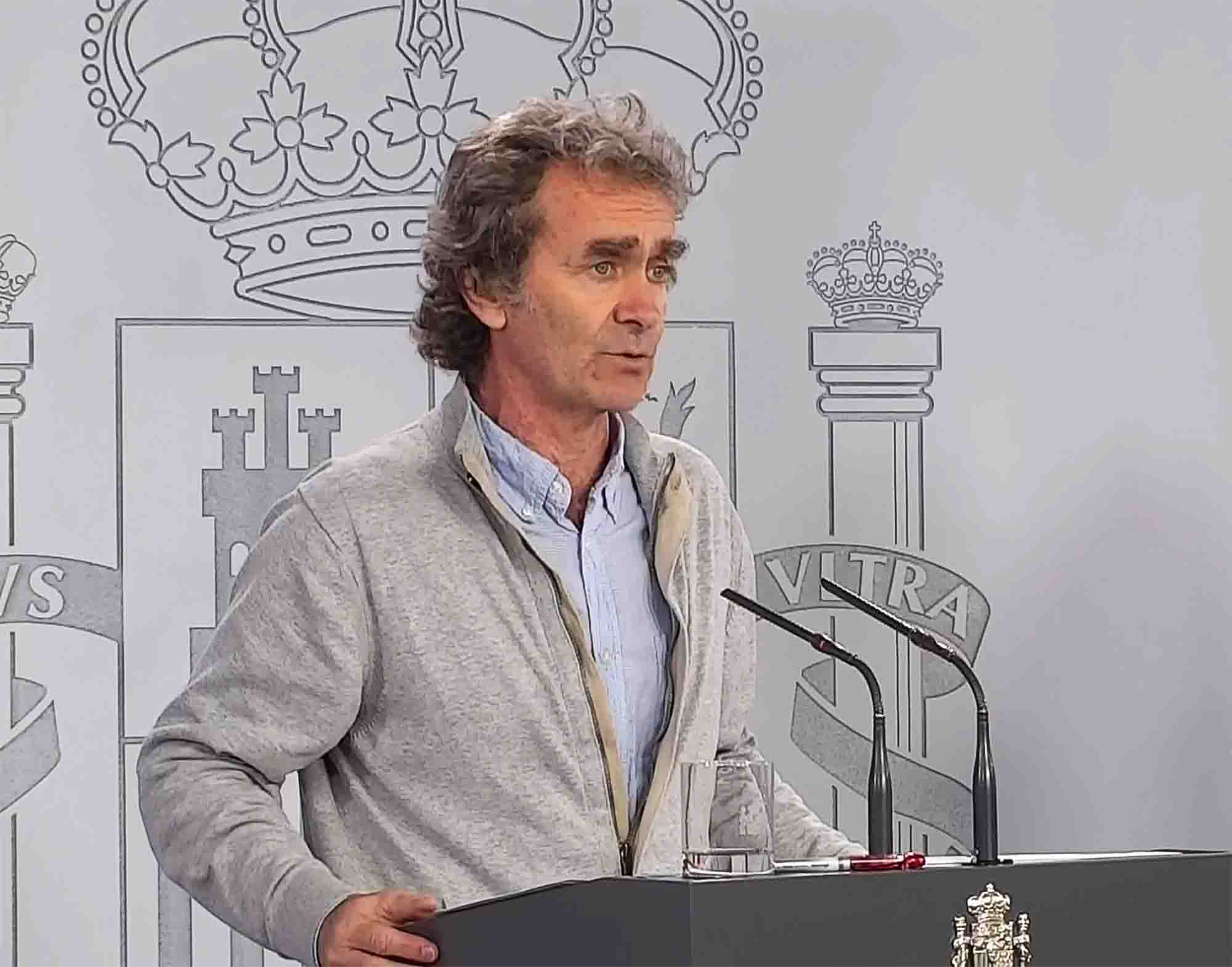 Madrid (Spain), 27/04/2020.- A handout photo made available by the Spanish Government of a tv grab showing Fernando Simon, director of Spain's Center for Coordination of Health Alerts and Emergencies (CCAES), speaking during a press conference after the meeting of the Coronavirus Evaluation and Follow-up Committee on the ongoing coronavirus COVID-19 pandemic at Moncloa Presidential Palace in Madrid, Spain, 27 April 2020. Spain is under lockdown in an attempt to fight the spread of the pandemic COVID-19 disease caused by the SARS-CoV-2 coronavirus. (España) EFE/EPA/SPANISH GOVERNMENT HANDOUT HANDOUT EDITORIAL USE ONLY/NO SALES
