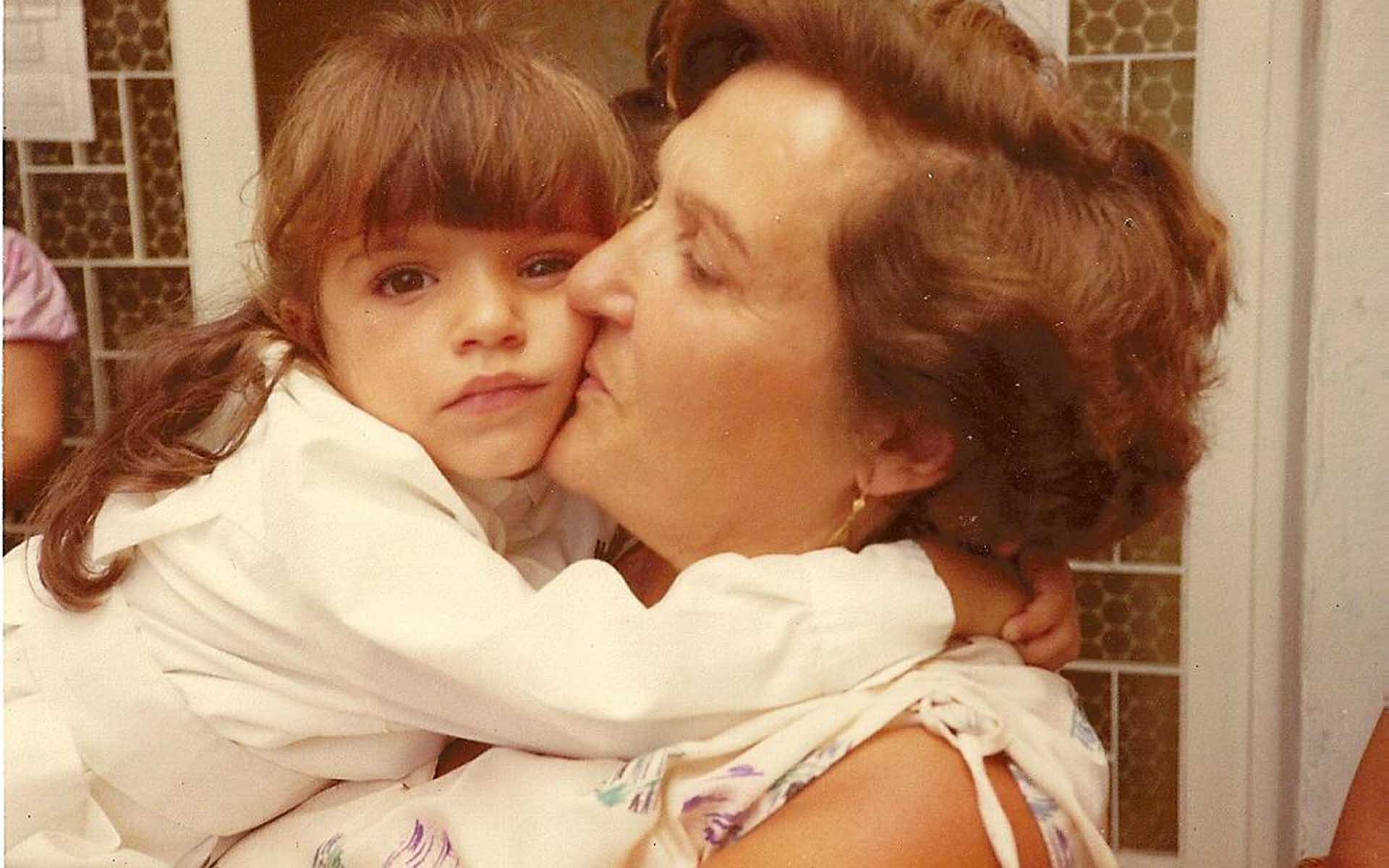 17 . MARINA. FLORENCIA con mi abuela a la salida del jardin web