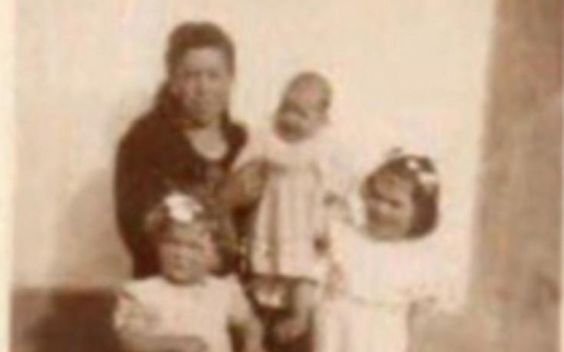 Argentina O. Karina. Su abuela, madre y tias en Camariñas, en la calle de su bisabuela