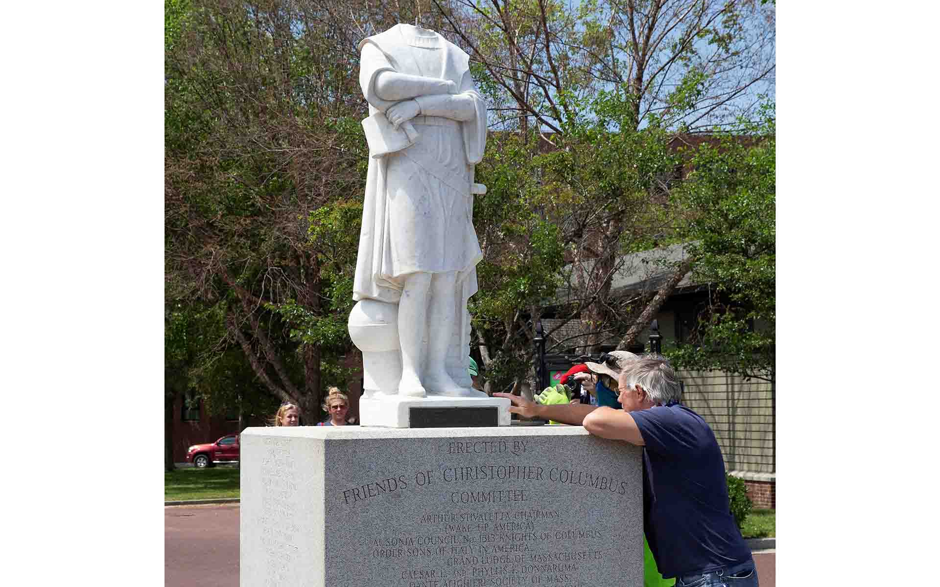 ACOMPAÑA CRÓNICA: DÍA HISPANIDAD***USA2566. BOSTON (ESTADOS UNIDOS), 11/10/2021.- Fotografía de archivo fechada el 10 de junio de 2020 que muestra a un funcionario de la ciudad de Boston mientras inspecciona la estatua decapitada de Cristóbal Colón en Columbus Park, en el barrio North End de Boston, Massachusetts (EE.UU). El nombre y legado de Cristóbal Colón lleva mucho tiempo en entredicho en Estados Unidos por el daño que los exploradores hicieron a los pueblos indígenas en el continente americano, y aunque han sido muchos los monumentos en su honor retirados o destrozados, siguen quedando bastantes por el país. EFE/CJ Gunther/ARCHIVO
