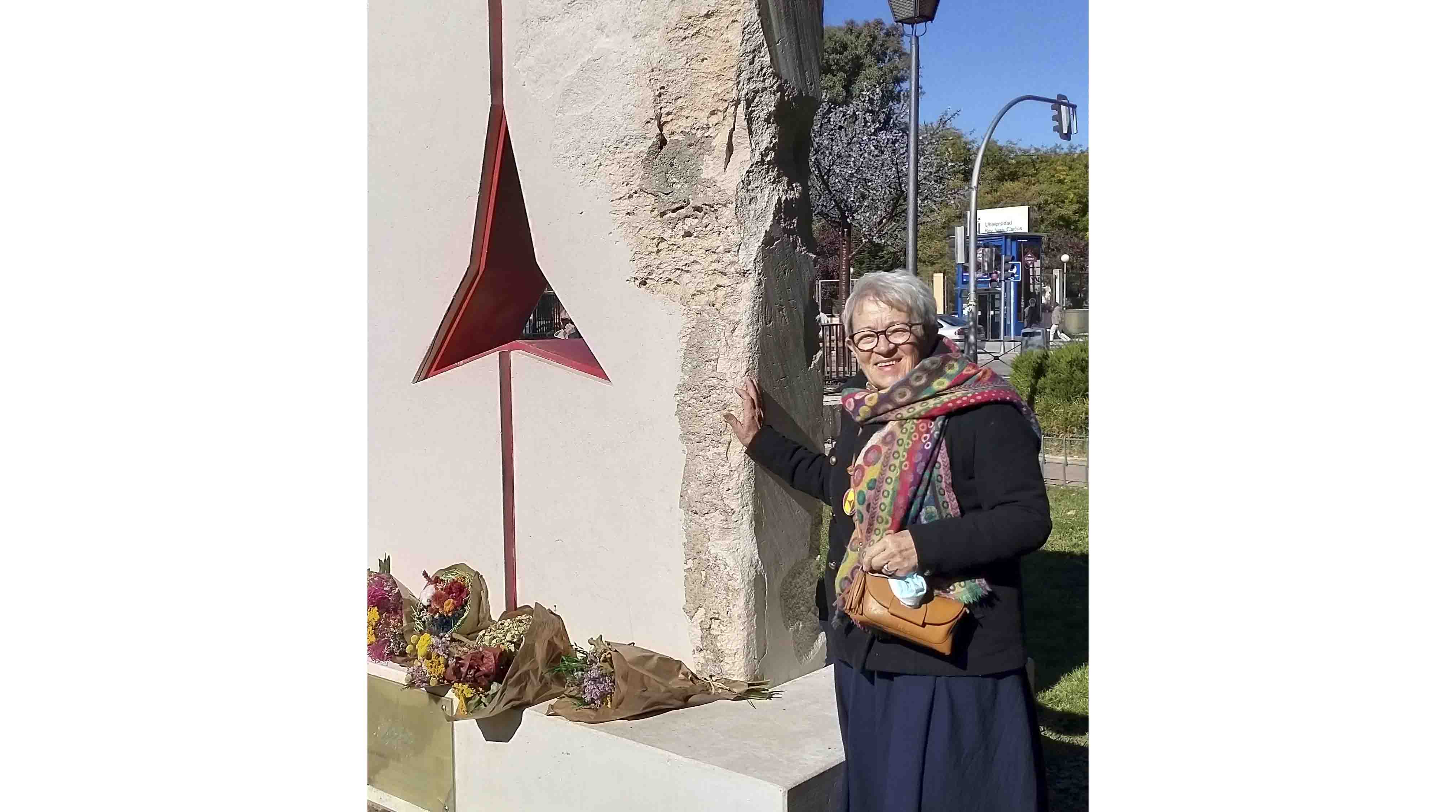 MADRID, 31/05/2023.- Victoria Pacha -hija de Eugenio Pacha, español que ejerció como comisario político - posa junto a junto a un monumento a las Brigadas Internacionales en Vicálvaro (Madrid) el pasado mes de noviembre de 2021. Victoria Pacha tiene 77 años, nació en Francia y desde allí acompañó a sus padres por un largo periplo que los llevó a Argelia, Hungría y desde 1963 a Cuba. La Ley de Memoria permite solicitar la nacionalidad española a hijos y nietos de exiliados, pero también a los descendientes de miembros de las Brigadas Internacionales, algunos de los cuales denuncian a EFE dificultades en los consulados para gestionar un proceso que emprenden por un motivo "sentimental". EFE/Victoria Pacha SOLO USO EDITORIAL/SOLO DISPONIBLE PARA ILUSTRAR LA NOTICIA QUE ACOMPAÑA (CRÉDITO OBLIGATORIO)
